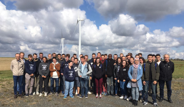Photo des élèves et enseignants en visite sur la route des énergies renouvelables