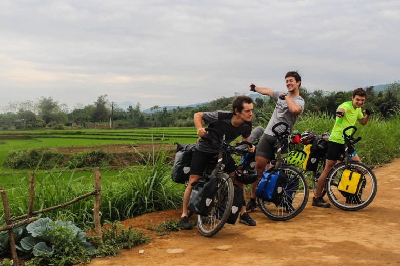 Simon Gauthier (à droite) pendant son voyage à vélo en Asie