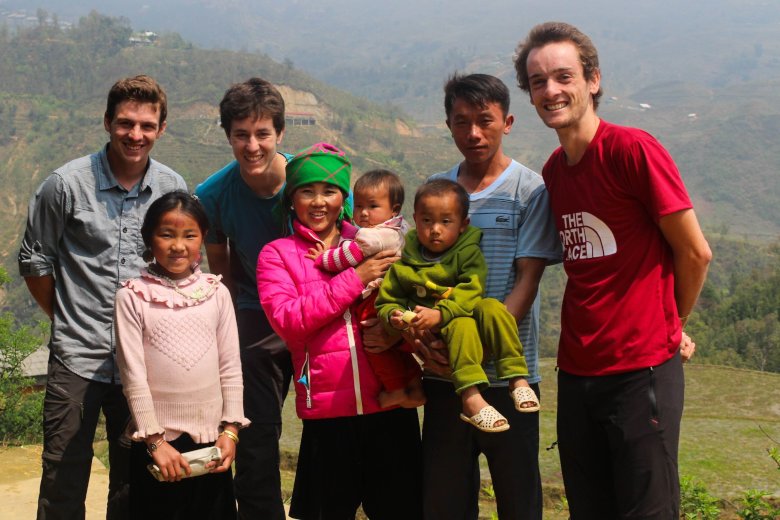 Simon Gauthier (à gauche) avec une famille visitée au Vietnam