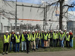 Étudiants en équipement de sécurité devant un bâtiment EDF sur le chantier de démantèlement de la centrale nucléaire de Fessenheim.