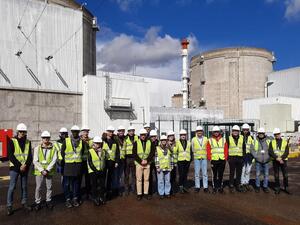 Autres photographies d’un vingtaine d’étudiants posant à Fessenheim.