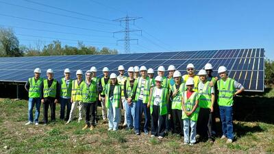 Deuxième groupe d’étudiant·es devant les panneaux solaires