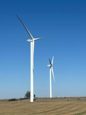 Deux éoliennes sur la route des énergies renouvelables