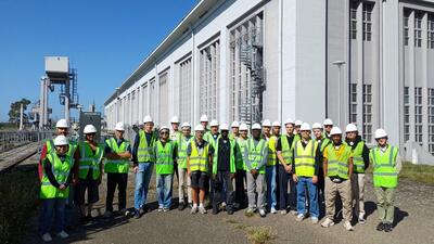 Premier groupe de visite posant devant la centrale hydro-électrique d’Ottmarsheim